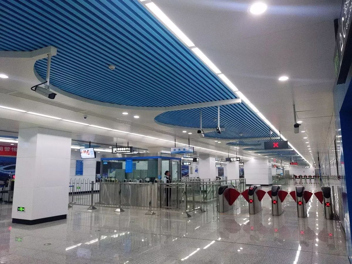 S-Shape baffle ceiling at metro station